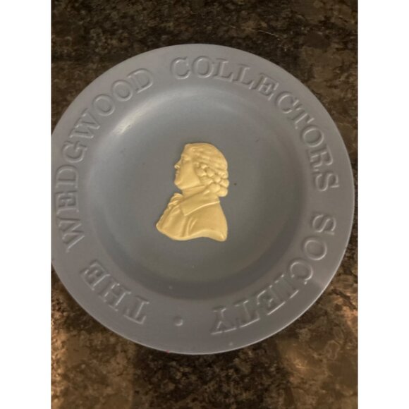 Wedgwood Collectors Society Commemorative Plate W/ Relief Profile - Picture 8 of 10